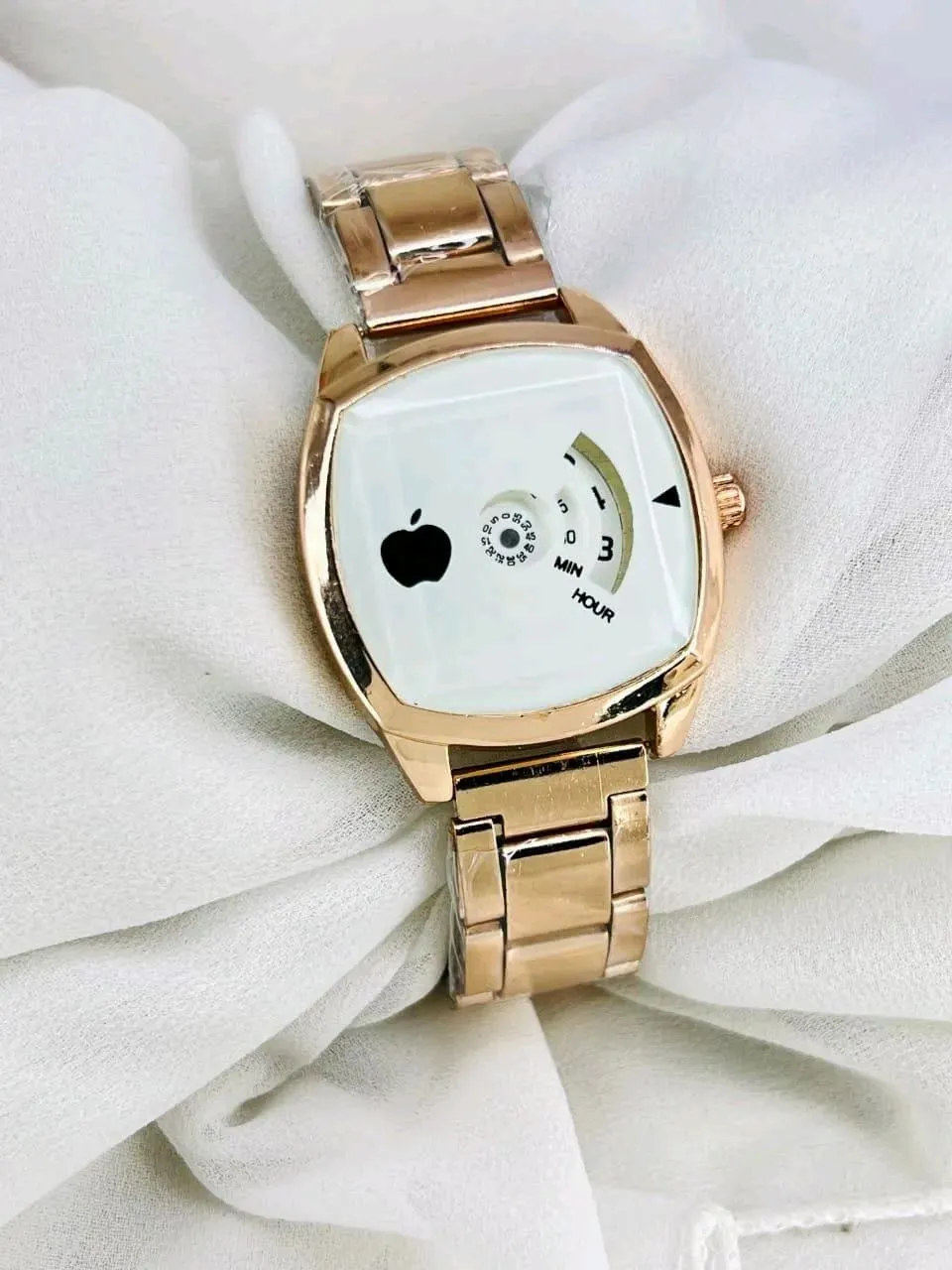 *Product Name*: Women's Rose Gold Analog Watch with Square Dial & Chain Strap
*Product Description*: Upgrade your everyday look with this chic women's rose gold watch, perfect for the modern Pakistani woman who values both style and comfort. Designed for 