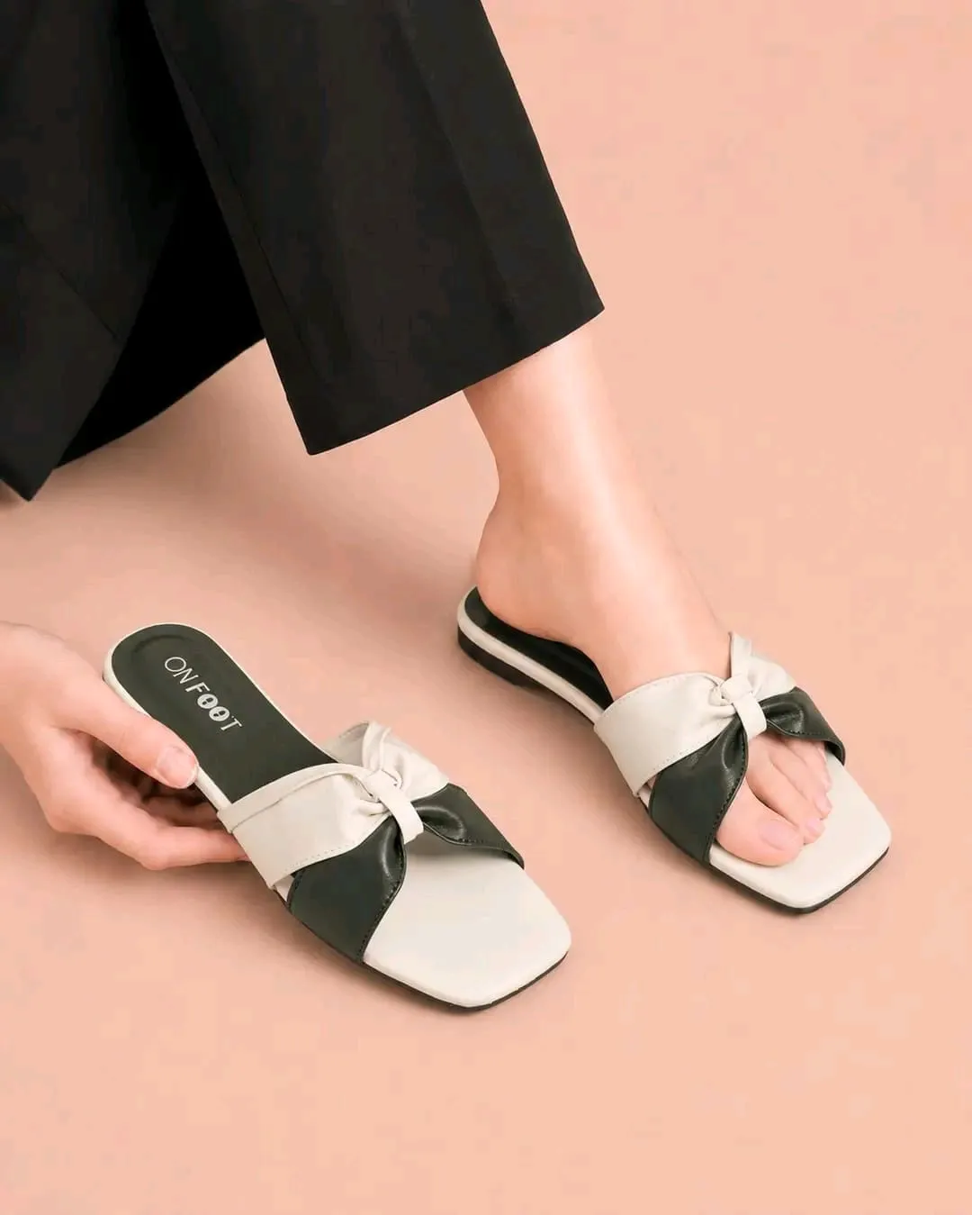 *Product Name*: Women's Dual Tone Knot Flat Sandals - 079 - Green & White 
*Product Description*: Women's Dual Tone Knot Flat Sandals - 079 - Green & White 
*Product Details*:Material: Rexine
Pattern: Plain
Gender: Women's
Product Feature: Fancy, Formal, 