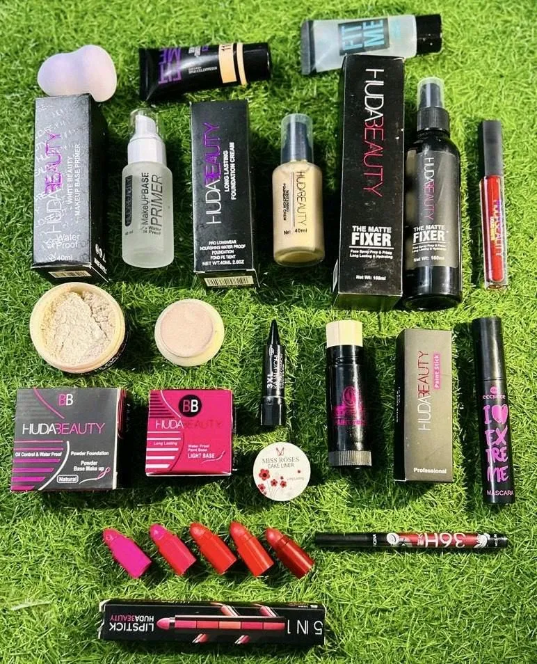15-in-1 Makeup Set — صرف Rs. 2,000
خواتین کے لیے مکمل 15-in-1 میک اَپ سیٹ، جس میں میک اَپ کی ضروری اشیاء ایک ہی پیکج میں شامل ہیں۔ روزمرہ استعمال، آفس، پارٹی اور شادیوں کے لیے بہترین۔
✨ سیٹ میں شامل:
2 پرائمر، 2 فاؤنڈیشن، لیکوئڈ فاؤنڈیشن، میک اَپ فکسر، لپ