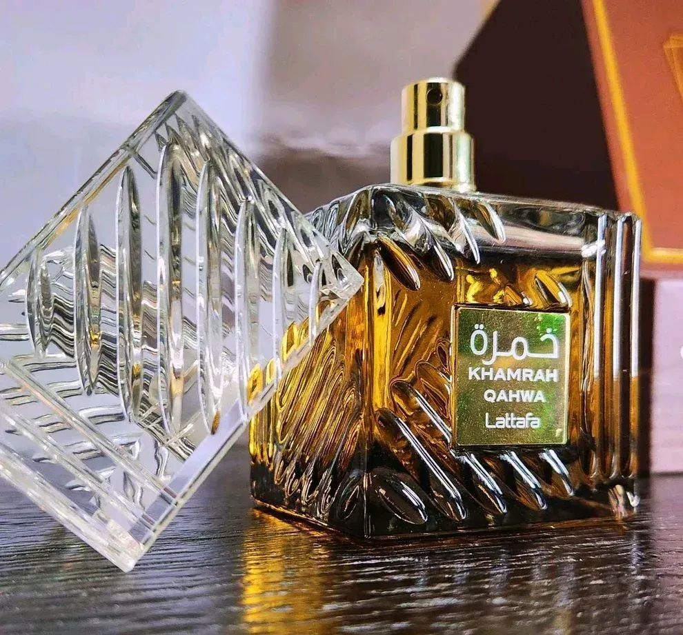 🌟 Khamrah Qahwa by Lattafa – پریمیم پرفیوم 100ML 🌟
اگر آپ ایسی خوشبو چاہتے ہیں جو دلکش، پُرکشش، ریفریشنگ اور دیر تک قائم رہنے والی ہو، تو Khamrah Qahwa ایک بہترین انتخاب ہے۔ ✨
🌿 خوشبو کے خاص نوٹس:
• اوپر کی خوشبو: ادرک، دارچینی اور الائچی
• درمیانی خوش