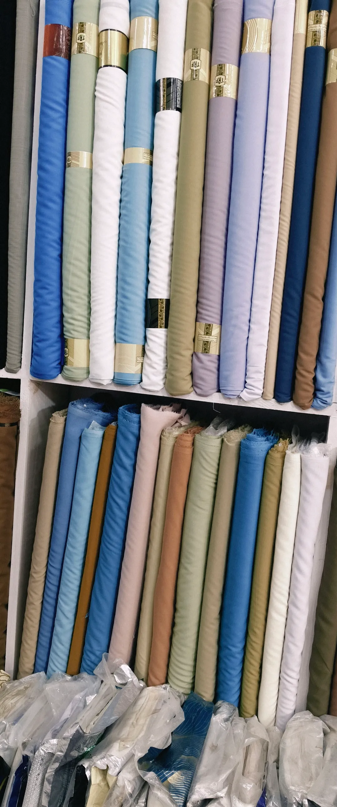 MEHRAN SARANI — Your Tmehran surani

Mehran Sarani offers a wide range of high-quality, stylish, and comfortable men’s fabrics and clothing. We provide premium unstitched fabrics, Shalwar Kameez fabrics, comfortable everyday wear, and elegant fabrics for 