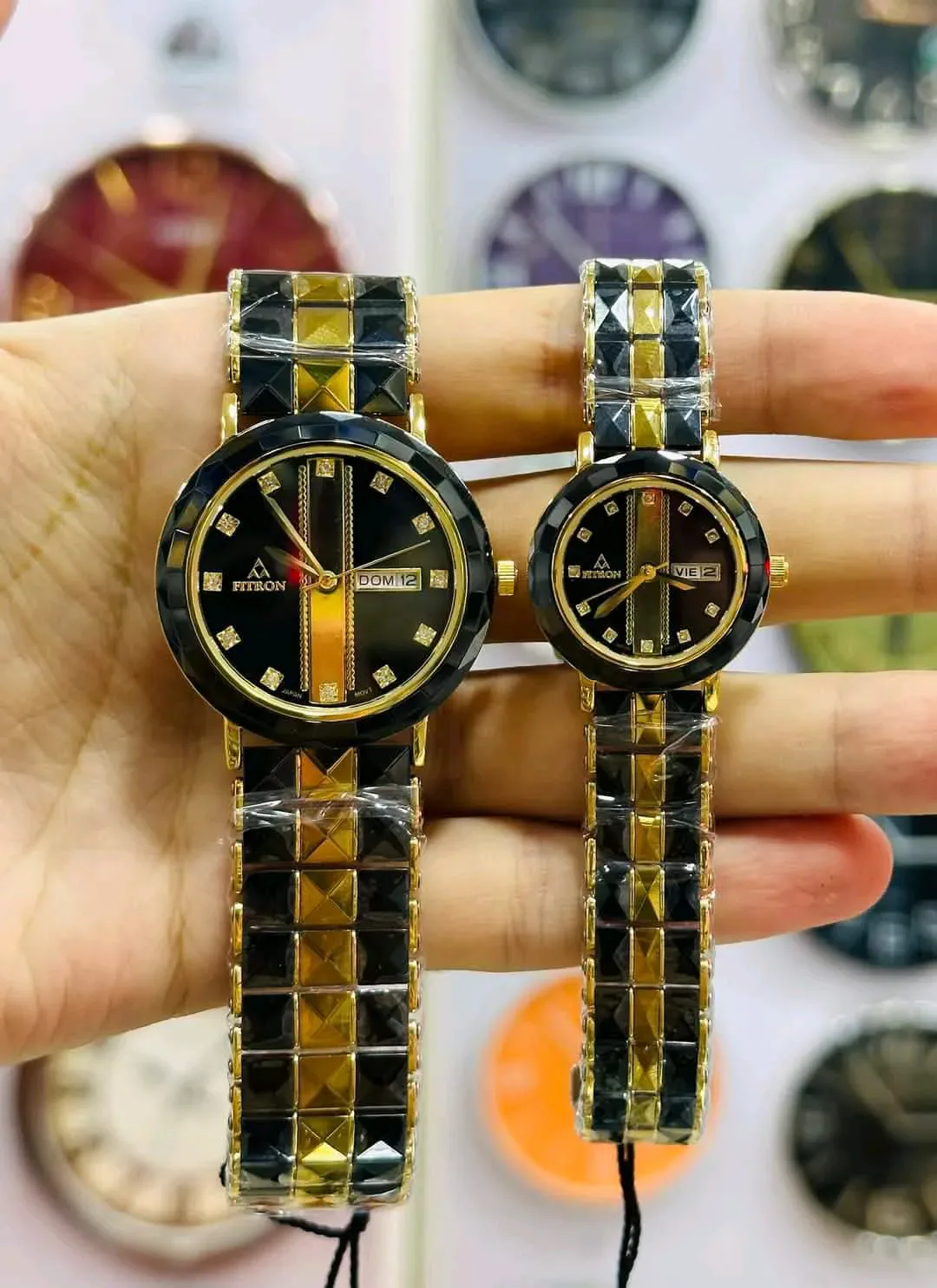 fttron
*Product Description*: Perfect for couples who want to match in style without breaking the bank, these elegant analogue watches are designed for everyday wear or special occasions. The rose gold tone exudes sophistication while the sparkling crysta